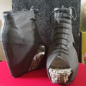 Black and white snakeskin print wedges